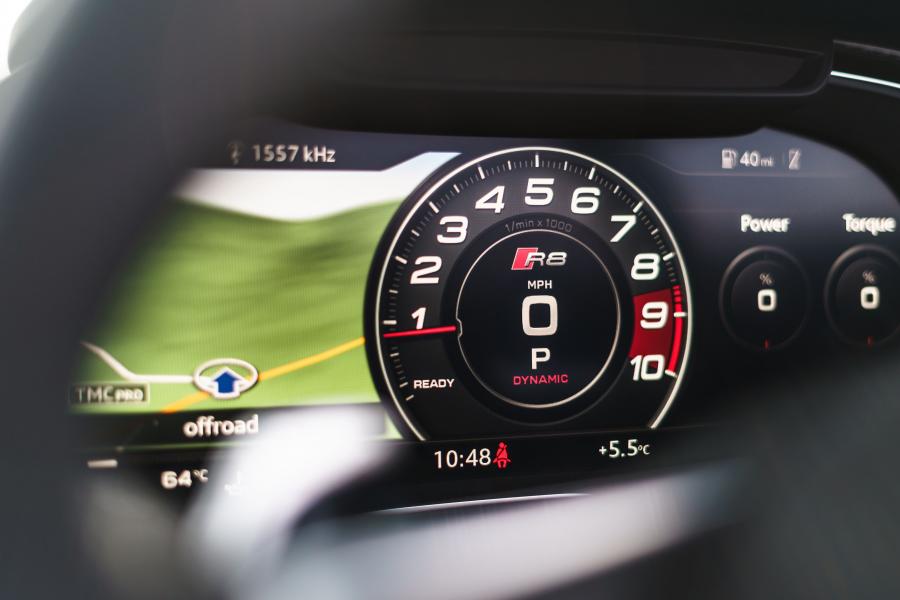 Панель приборов Audi R8 V10 Performance 2019 года  (UK) (фото 125 из 136)
